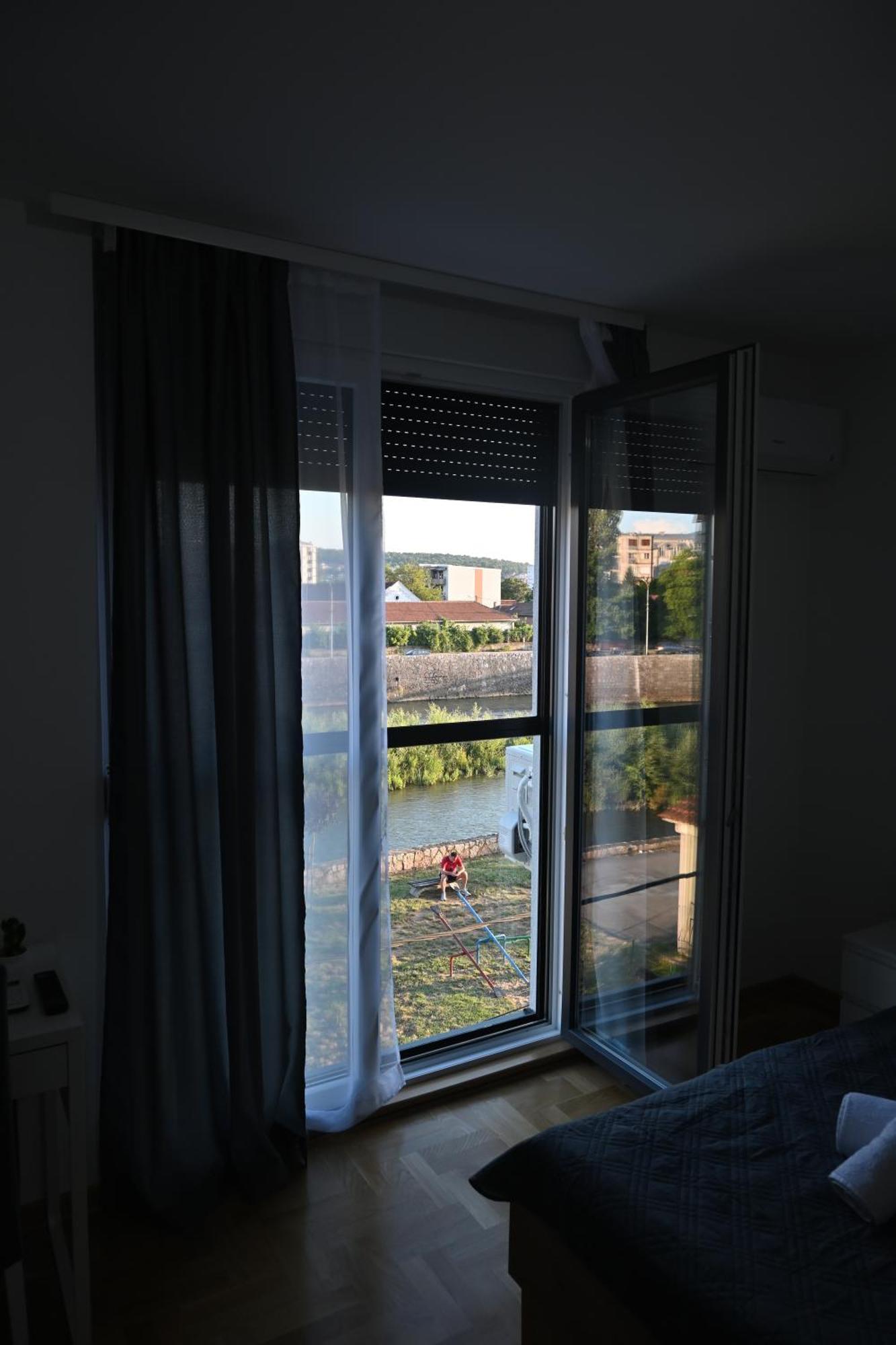 Riverside Nis Bagian luar foto